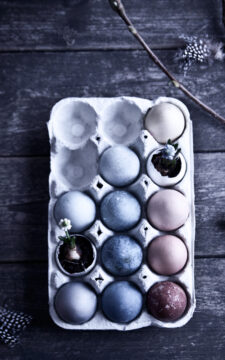 Så färgar du egna ägg med naturliga råvaror