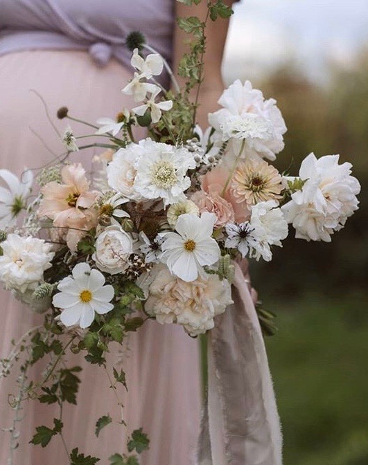 Ida Hjalmarsson brudbukett med trädgårdsblommor