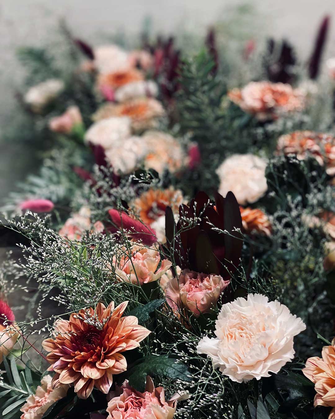 Blombud innehållandes krysantemum och rosor